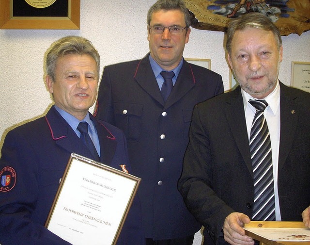 40 Jahre bei der Feuerwehr ist Bernd K...ter Gnter Gorecky (von links) geehrt.  | Foto: Irene Br