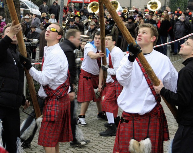 Den Blick konzentriert nach oben auf d...eim Narrenbaumstellen krftig mit an.   | Foto: Jrn Kerckhoff