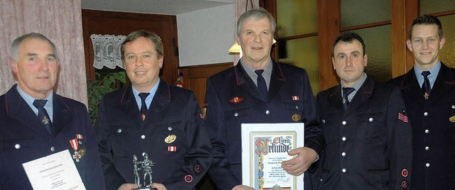 Das Feuerwehrehrenzeichen in Gold erhi...r und Gesamtkommandant Stefan Frle.   | Foto: Brigitte Chymo