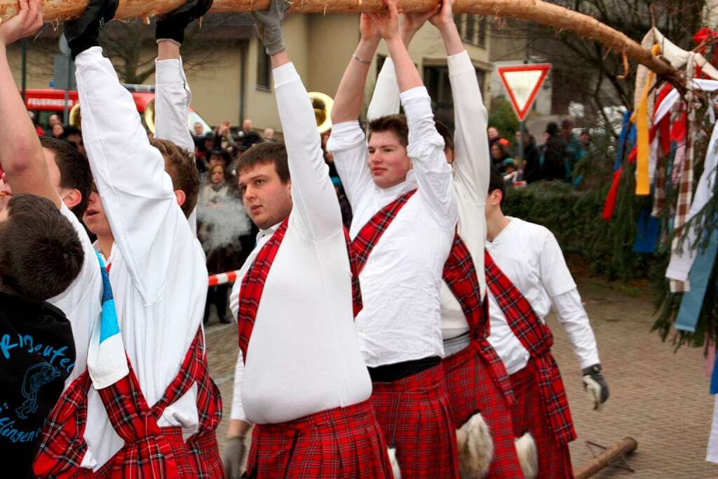 Narrenbaumstellen in flingen