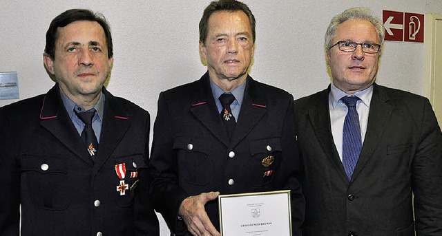 Kurt Gerspach (Mitte), ein Urgestein d...stof Berger zum Ehrenmitglied ernannt.  | Foto: Kirsten Lux