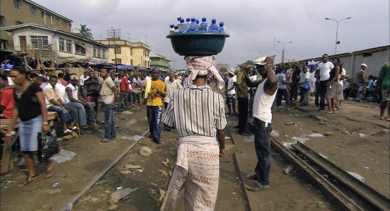 Kostbares Gut: Wasserverkufer im Nigeria   | Foto: doclab