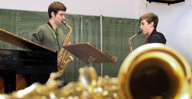 Chipicau-Saxophonist Max Mille (24, l....on Preler (15, r.) das Improvisieren.  | Foto: Stefan Merkle