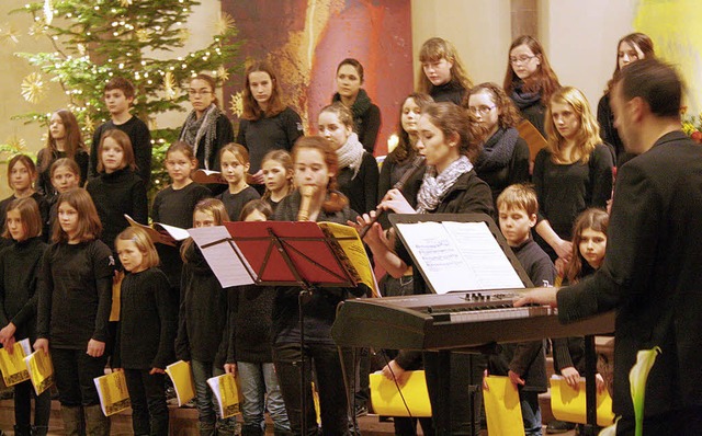 Die Jugendkantorei singt begleitet von...er  in der evangelischen Stadtkirche.   | Foto: Carola Bruhier
