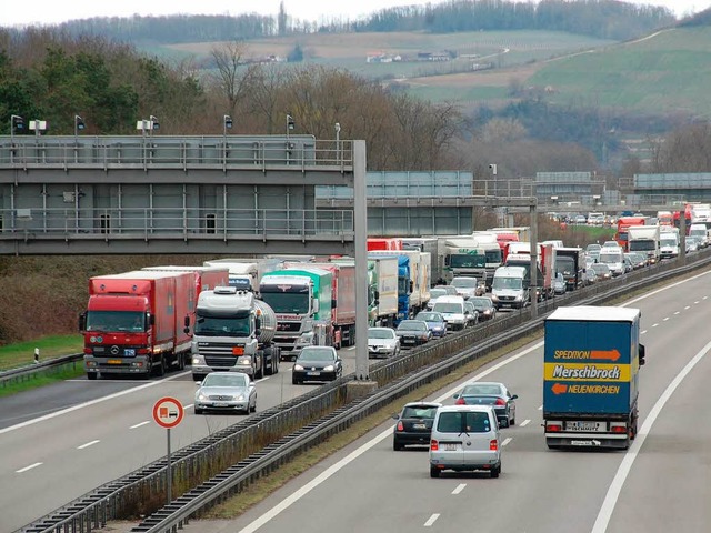 Der tgliche Stau vor der Grenzzollanlage birgt ganz unterschiedliche Gefahr  | Foto: Hannes Lauber