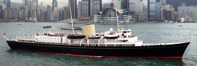 Weinend ging Queen Elisabeth von Bord,...ht Britannia 1997 ausgemustert wurde.   | Foto: AFP