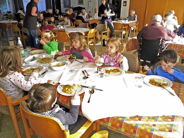 Seit einiger Zeit sitzen Senioren und Kinder gemeinsam im Speisesaal.   | Foto: Manfred Burkert