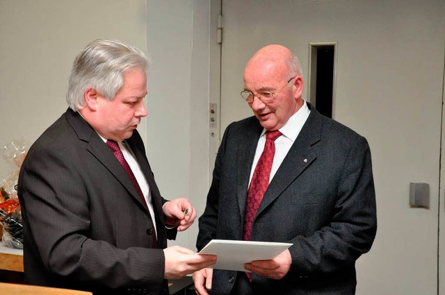 Bernhard Gugel (rechts) wurde von Diet...r silbernen Ehrennadel  ausgezeichnet.  | Foto: Kai Kricheldorff