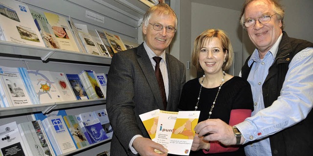 Walter Schneider, Tanja Zimmermann und...n Pflegesttzpunkt und ipunkt zurck.   | Foto: Daniel Gramespacher