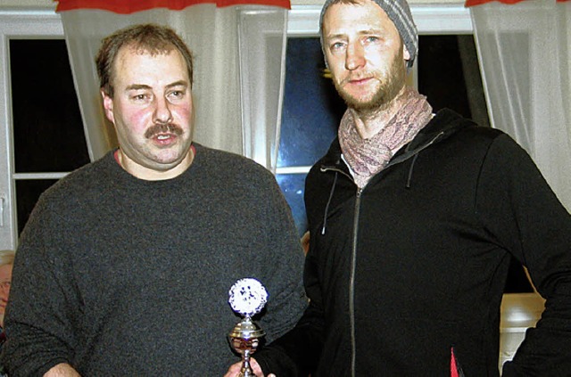 Rolf Httenhain erhielt als  Sportler ... den Pokal von Michael Baumann (links)  | Foto: ounas-krusel