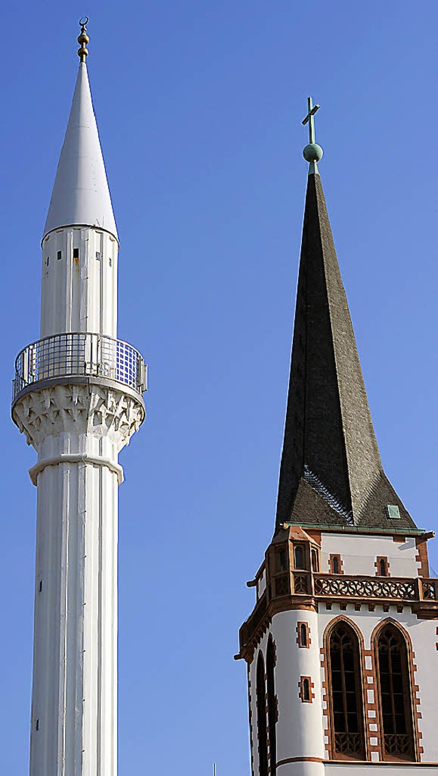 Friedliche Koexistenz: Das Minarett de...olischen Liebfrauenkirche in Mannheim.  | Foto: dapd