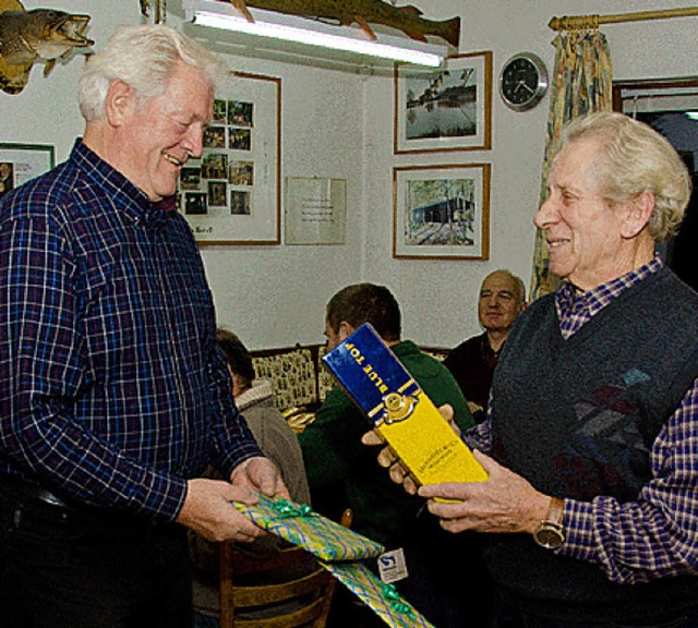 Peter Nitsche (links) bedankt sich bei Egon  Faller.   | Foto: A. Mutz