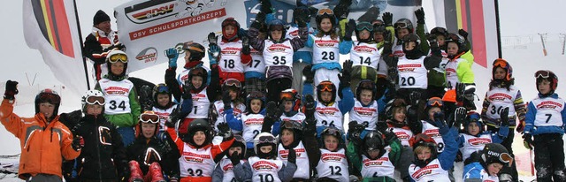 Siegerfoto: 40 Grundschler feierten n...iner Wolfgang Steiert (hinten, links).  | Foto: klumpp