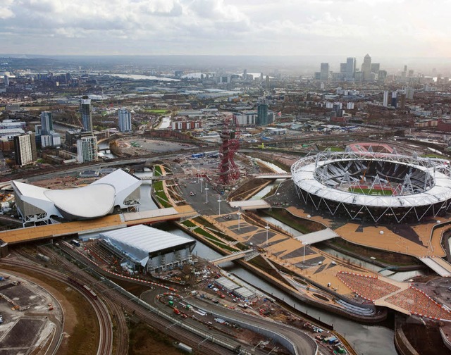 Es ist angerichtet: das riesige Olympi...rechts) und die Schwimmhalle (links).   | Foto: dpa