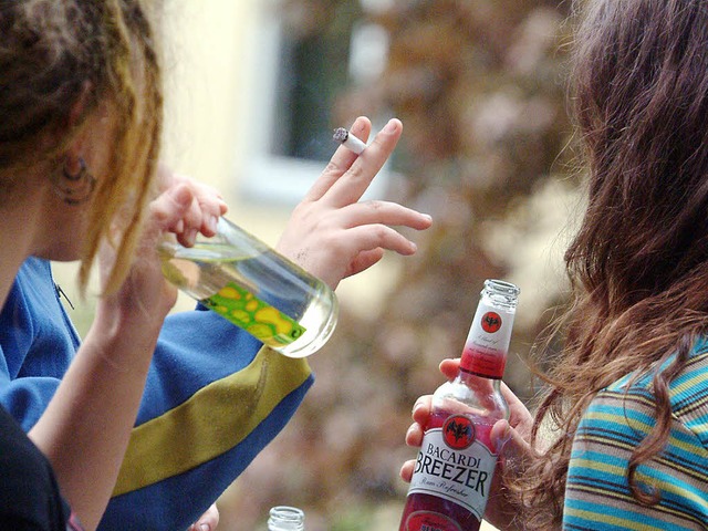 Die Zahl der Jugendlichen, die viel Alkohol trinken, steigt stetig.  | Foto: dpa