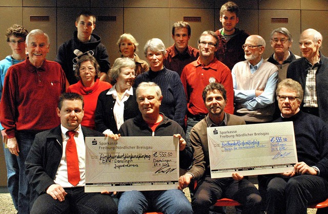 ber 1111 Euro als Spende der Leichtat...rtsvereins,  die sich das Geld teilen.  | Foto: Rebecca Alice