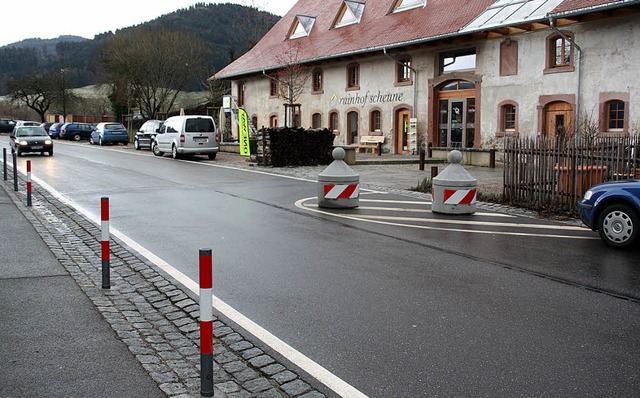 Zustzliche Poller, Pfosten,  Fahrbahn...e in Burg-Birkenhof langsamer machen.   | Foto: Andreas Peikert