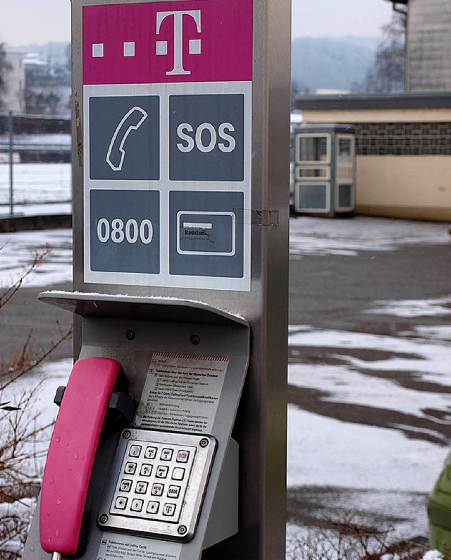 Der Ortschaftsrat will das Telefon bei der Sporthalle erhalten sehen.   | Foto: Paul Schleer