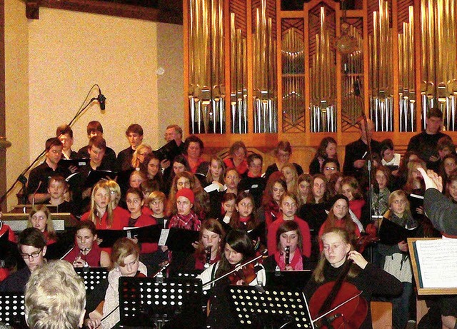 Chor und Orchester des THG mit Clemens...eim zugunsten von Schlern in Dikome.   | Foto: Georg Diehl