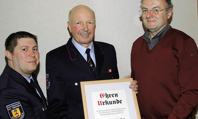 Abteilungskommandant Pascal Brgi  und... zur Ernennung zum Ehrenkommandanten.   | Foto: hans-Walter Mark