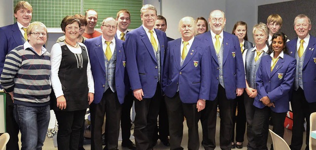 Die neue Vorstandsriege des Musikverei...Kassierer Michael Lang (ganz rechts).   | Foto: Steineck