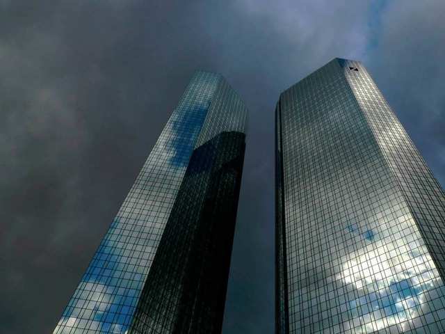 Trme im Zwielicht: Die Deutsche Bank ...berraschend schlechte Quartalszahlen.  | Foto: dpa