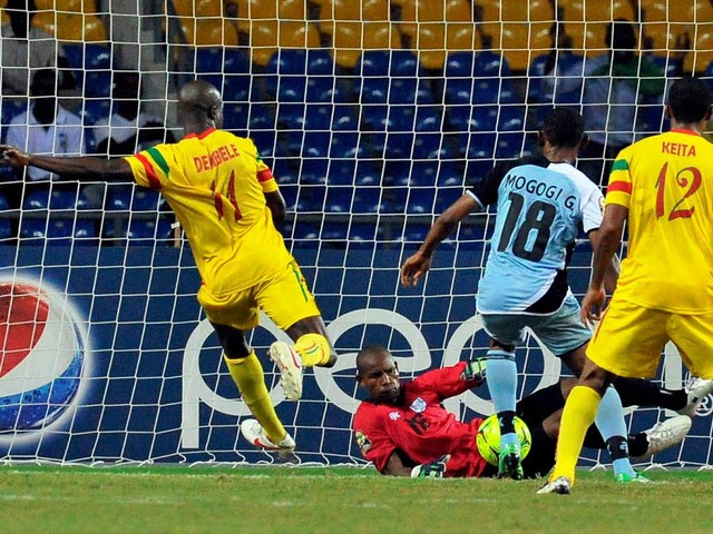 Garra Dembl (links)  schiet  beim A...Botswana. Am Ende gewann Mali mit 2:1.  | Foto: AFP