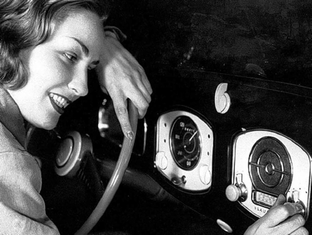 Weiblicher Charme berzeugt im Cockpit   | Foto: Blaupunkt/dpa/tmn