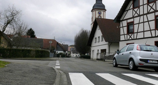 In der Kirchstrae wird der Belag der Fahrbahn erneuert.   | Foto: Alfred Arbandt