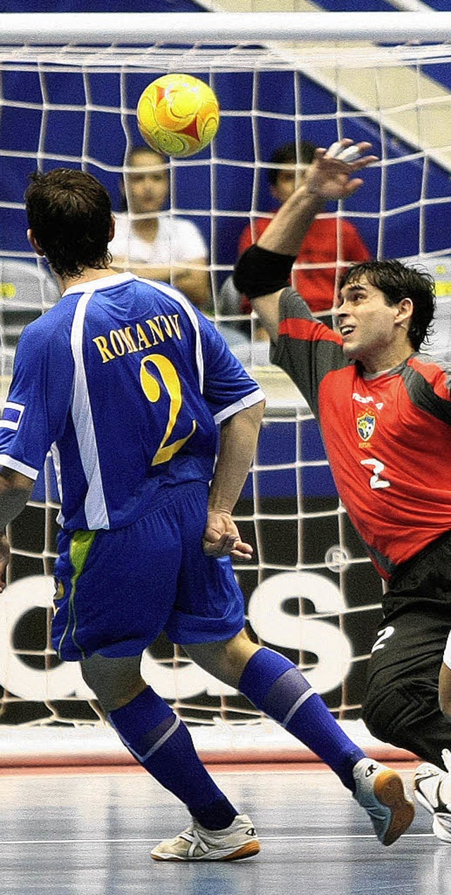 Auch beim Futsal muss das Runde ins Ec... Szene von der Weltmeisterschaft 2008.  | Foto: afp