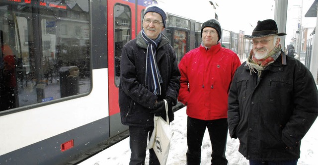 Jost Noller, Dietmar Ferger und Karl A...nem zweiten Gleis im Bahnhof Stetten.   | Foto: Thomas Loisl Mink