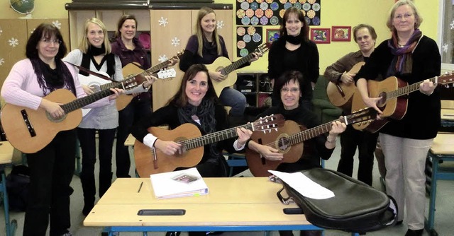 Lehrkrfte des Gitarrenkurses 1 mit ih...nja Danneneberger (Dritte von rechts).  | Foto: privat