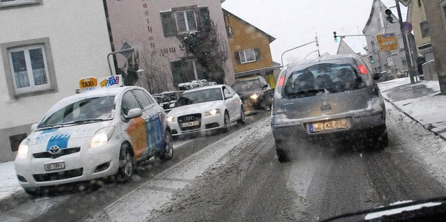 Langsam schieben sich die Autos auf der schneebedeckten B 34 in Wyhlen entlang.  | Foto: Ralf Staub