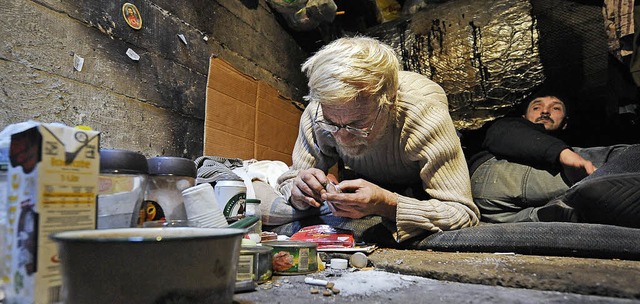Die Fernwrme macht den Untergrund ertrglich: Obdachlose in Warschau.   | Foto: AFP