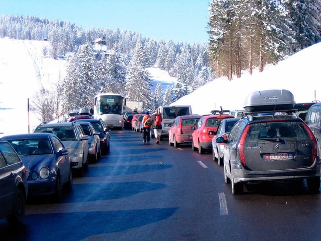Alles zugeparkt: ein ganz normaler Wintertag am Feldberg  | Foto: Privat