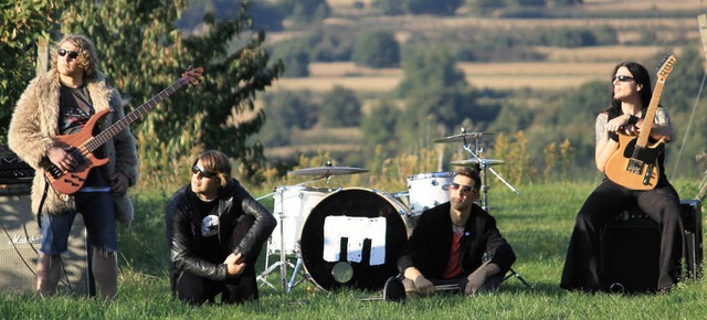 Matako,  (von links): Timothy Clegg (B...in (Drums), Jrgen Fischer (Gitarrist)  | Foto: Privat