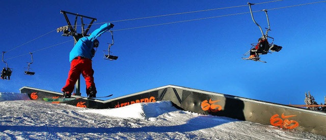 Ein Snowboarder im Anflug auf die Jibline im Snowpark am Seebuck.   | Foto: Privat
