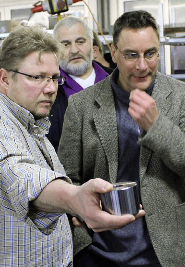 Harald Mller und Brgermeister Alexan...g der Firma Grenzemann in Oberbrnd.    | Foto: GERT BRICHTA