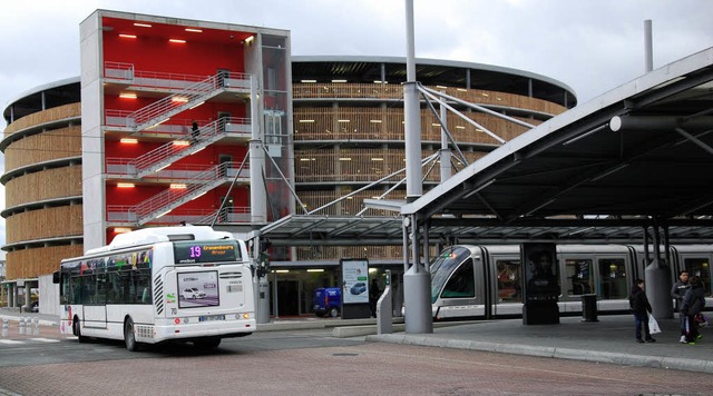 Rotonde Parkhaus bei Straenbahnendhaltestelle  | Foto: bri