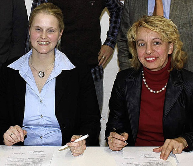 Ilona Abshagen (links) von Aldi Sd un...nheim unterzeichnen die Vereinbarung.   | Foto: U. Hiller