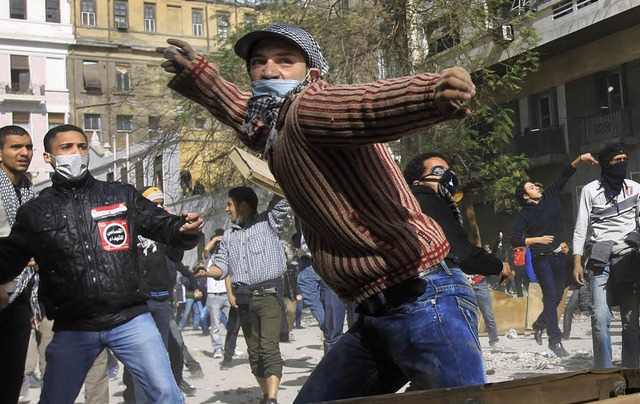 Junge Demonstranten in Kairo werfen Steine auf Sicherheitskrfte.   | Foto: AFP