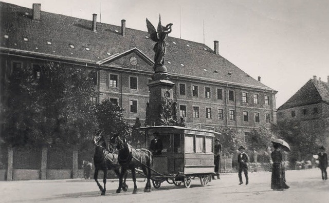 Einen Pferdeomnibus am Siegesdenkmal (... die nach  1897 entstandene Aufnahme.   | Foto: Augustinermuseum