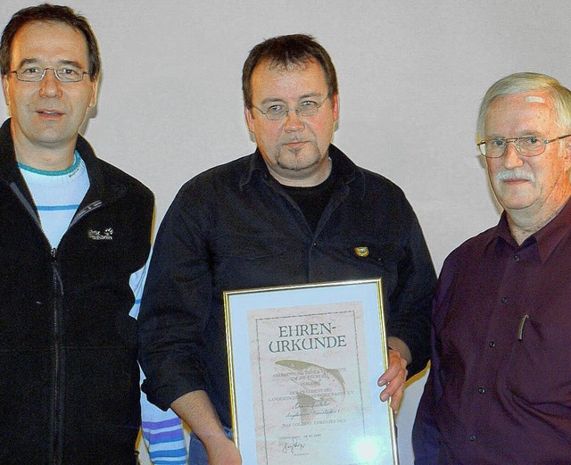 Armin Fackler (Mitte) wurde von Heinri...beit im Angelverein Siensbach geehrt.   | Foto: Weiss