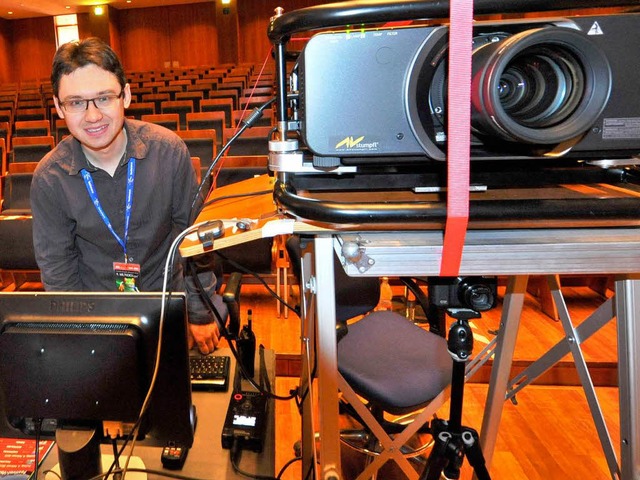 David Hettich mit dem Herzstck der Vo...technik, einem Hochleistungsprojektor   | Foto: Michael Bamberger