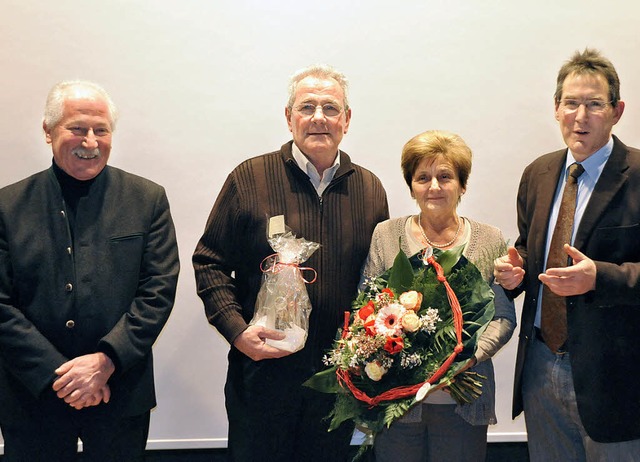 Manfred Wssner (Mitte mit Ehefrau Ros... und Geschichtsvereins seinen Hut nahm  | Foto: Markus Zimmermann