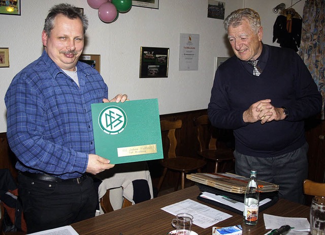 Andreas Paul und Prsident Bruno Sahne...chnung 100 Jahre Fuball in Maulburg.   | Foto: Heiner Fabry