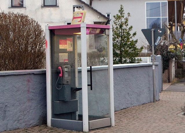 Die Telefonzelle in Gottenheim ist int...s Schadens am Dachaufsatz stilllegen.   | Foto: manfred frietsch