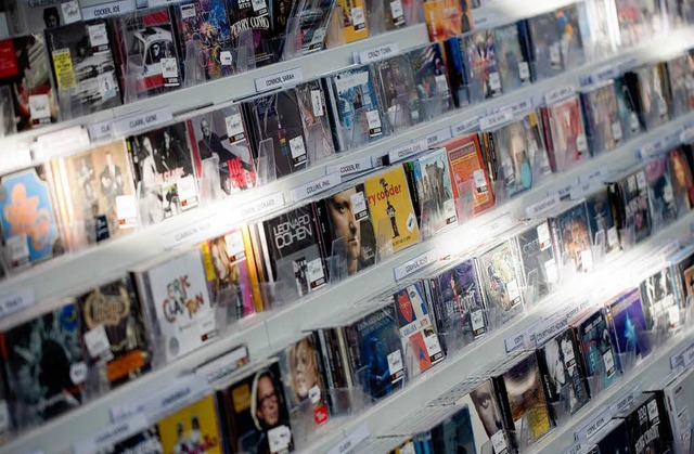 Mit CD-Verkufen erzielt die Musikindustrie nach wie vor den meisten Umsatz.   | Foto: DPA
