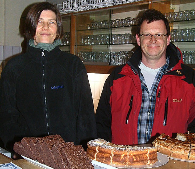 Colette Walter und Christian Deinhardt helfen an der Theke.   | Foto: Frey