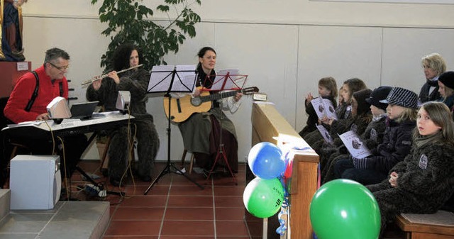 In der Kirche wurde am Sonntagmorgen eine Narrenmesse gefeiert.  | Foto: Sandra Decoux-Kone